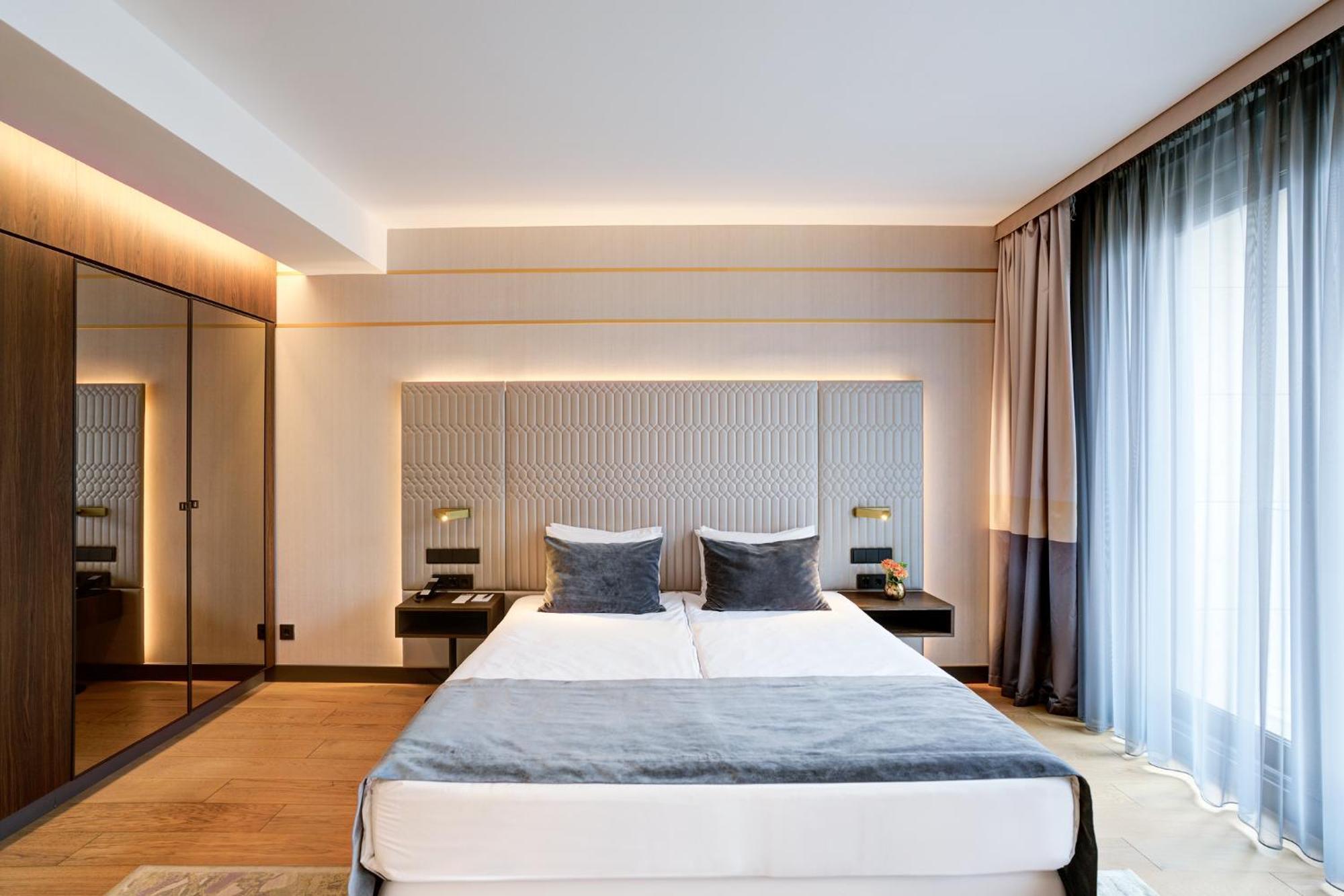 Emerald Downtown Luxury Suites By Continental Group Budapest Esterno foto